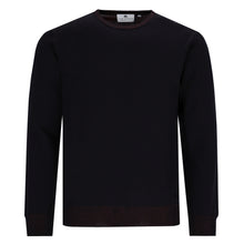 Carica l'immagine nel visualizzatore di Gallery, Schwarzer Herren-Feinstrickpullover mit Rundhalsausschnitt, schmaler Passform und elastischen Rippbündchen, gefertigt aus Merino-Baumwoll-Mix.