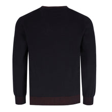 Carica l'immagine nel visualizzatore di Gallery, Schwarzer Herren-Feinstrickpullover mit Rundhalsausschnitt, schmaler Passform und elastischen Rippbündchen, gefertigt aus Merino-Baumwoll-Mix.