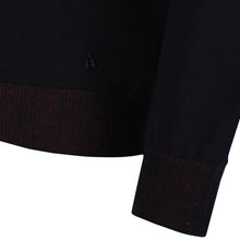 Carica l'immagine nel visualizzatore di Gallery, Schwarzer Herren-Feinstrickpullover mit Rundhalsausschnitt, schmaler Passform und elastischen Rippbündchen, gefertigt aus Merino-Baumwoll-Mix.
