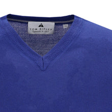 Carica l'immagine nel visualizzatore di Gallery, Kobaltblauer Herrenpullover mit V-Ausschnitt, feiner Fischgrat-Struktur und schmalen Rippbündchen, aus hochwertiger Merinowolle gefertigt.
