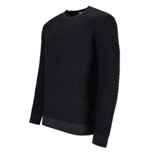 Lade das Bild in den Galerie-Viewer, Schwarzer Herrenpullover aus Merinowolle mit Rundhalsausschnitt, feiner Gitterstruktur und Vintage-Optik.