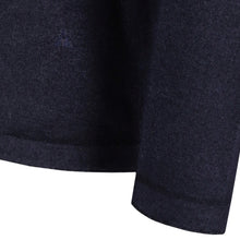Lade das Bild in den Galerie-Viewer, Dunkelblauer Herren-Feinstrickpullover mit Rundhalsausschnitt, elastischen Rippbündchen und Vintage-Finish, aus reiner Merinowolle.
