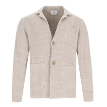 Carica l'immagine nel visualizzatore di Gallery, Beiger Strick-Blazer für Herren mit Reverskragen, aufgesetzter Brusttasche und Knopfleiste, gefertigt aus weicher Baumwolle in Melange-Optik.