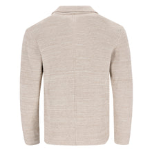 Carica l'immagine nel visualizzatore di Gallery, Beiger Strick-Blazer für Herren mit Reverskragen, aufgesetzter Brusttasche und Knopfleiste, gefertigt aus weicher Baumwolle in Melange-Optik.