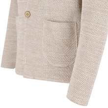 Carica l'immagine nel visualizzatore di Gallery, Beiger Strick-Blazer für Herren mit Reverskragen, aufgesetzter Brusttasche und Knopfleiste, gefertigt aus weicher Baumwolle in Melange-Optik.
