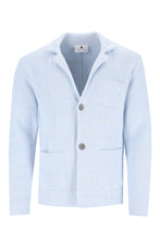 Carica l'immagine nel visualizzatore di Gallery, Hellblauer Herren-Strickblazer mit Reverskragen, Knopfleiste und Brusttasche, aus weicher Baumwolle in Melange-Optik.