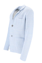 Carica l'immagine nel visualizzatore di Gallery, Hellblauer Herren-Strickblazer mit Reverskragen, Knopfleiste und Brusttasche, aus weicher Baumwolle in Melange-Optik.