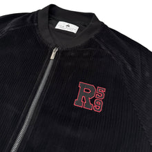 Lade das Bild in den Galerie-Viewer, Schwarze Herren-Collegejacke im Letterman-Stil aus weichem Chenille mit Blouson-Kragen, Raglanärmeln und Reißverschluss, verziert mit roten Initialen auf der Brust.
