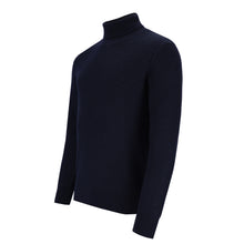 Carica l'immagine nel visualizzatore di Gallery, Dunkelblauer Rollkragenpullover für Herren mit diagonaler Strickstruktur, schmaler Passform und gefertigt aus Merino-Cashmere-Mix.