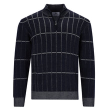 Carica l'immagine nel visualizzatore di Gallery, Dunkelblauer Quarter-Zip Herrenpullover mit Stehkragen, verdecktem Reißverschluss und grafischem Karo-Jacquard-Muster.