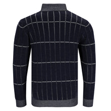 Carica l'immagine nel visualizzatore di Gallery, Dunkelblauer Quarter-Zip Herrenpullover mit Stehkragen, verdecktem Reißverschluss und grafischem Karo-Jacquard-Muster.