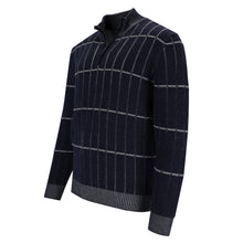 Carica l'immagine nel visualizzatore di Gallery, Dunkelblauer Quarter-Zip Herrenpullover mit Stehkragen, verdecktem Reißverschluss und grafischem Karo-Jacquard-Muster.