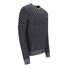 Carica l'immagine nel visualizzatore di Gallery, Schwarzer Herrenpullover aus extrafeiner Merinowolle mit ikonischem Chevron-Jacquard-Muster und Rippbündchen in Vanisé-Optik.