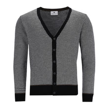 Carica l'immagine nel visualizzatore di Gallery, Schwarz-weißer V-Neck Cardigan für Herren mit Hahnentritt-Muster, Knopfleiste und Kontrastdetails, aus weicher Merinowolle gefertigt.