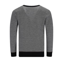 Carica l'immagine nel visualizzatore di Gallery, Schwarz-weißer V-Neck Cardigan für Herren mit Hahnentritt-Muster, Knopfleiste und Kontrastdetails, aus weicher Merinowolle gefertigt.