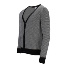 Carica l'immagine nel visualizzatore di Gallery, Schwarz-weißer V-Neck Cardigan für Herren mit Hahnentritt-Muster, Knopfleiste und Kontrastdetails, aus weicher Merinowolle gefertigt.