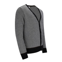 Carica l'immagine nel visualizzatore di Gallery, Schwarz-weißer V-Neck Cardigan für Herren mit Hahnentritt-Muster, Knopfleiste und Kontrastdetails, aus weicher Merinowolle gefertigt.