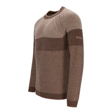 Carica l'immagine nel visualizzatore di Gallery, Braun-beiger Cashmere-Pullover für Herren mit zweifarbiger Rippenstruktur, Rundhalsausschnitt und Raglanärmeln.