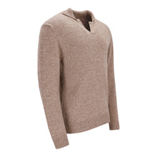 Lade das Bild in den Galerie-Viewer, Beiger Cashmere-Polopullover für Herren mit kurzem V-Ausschnitt, Polokragen und gerippten Bündchen, aus recyceltem Second Life-Cashmere.