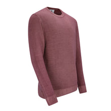 Lade das Bild in den Galerie-Viewer, Feinstrickpullover für Herren in Altrosa mit Rundhalsausschnitt, elastischen Rippbündchen und Vintage-Fade-Out-Effekt, aus 100 % Merinowolle.