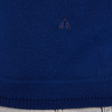 Lade das Bild in den Galerie-Viewer, Essential V-neck Pullover FREDDIE Artikelnummer: T1005-613 Farbe Nachtblau Detail/Logo