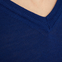 Lade das Bild in den Galerie-Viewer, Essential V-neck Pullover FREDDIE Artikelnummer: T1005-613 Farbe Nachtblau Detail/Ausschnitt
