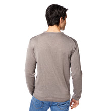 Lade das Bild in den Galerie-Viewer, Essential V-neck Pullover FREDDIE Artikelnummer: T1005-227 Farbe: Greige Rückseite