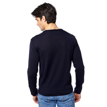 Lade das Bild in den Galerie-Viewer, Essential V-neck Pullover FREDDIE Artikelnummer: T1005-672 Farbe: Marineblau Rückseite