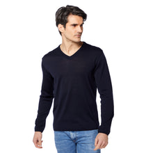 Lade das Bild in den Galerie-Viewer, Essential V-neck Pullover FREDDIE Artikelnummer: T1005-672 Farbe: Marineblau Vorderseite