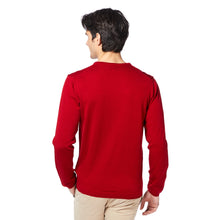 Lade das Bild in den Galerie-Viewer, Essential V-neck Herrenpullover FREDDIE aus H2DRY K-WOOL®, Feinstrick mit Fischgrat-Struktur, eleganter V-Ausschnitt und schmale Rippbündchen, Handmade in Italy, Farbe Rot.