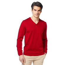 Lade das Bild in den Galerie-Viewer, Essential V-neck Herrenpullover FREDDIE aus H2DRY K-WOOL®, Feinstrick mit Fischgrat-Struktur, eleganter V-Ausschnitt und schmale Rippbündchen, Handmade in Italy, Farbe Rot.