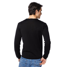 Lade das Bild in den Galerie-Viewer, Essential V-neck Pullover FREDDIE Artikelnummer: T1005-100 Farbe: Schwarz Rückseite