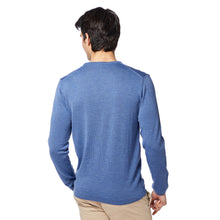 Lade das Bild in den Galerie-Viewer, Essential V-neck Herrenpullover FREDDIE aus H2DRY K-WOOL®, Feinstrick mit V-Ausschnitt und schmalen Rippbündchen, Handmade in Italy, Farbe Hellblau.