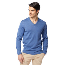 Lade das Bild in den Galerie-Viewer, Essential V-neck Herrenpullover FREDDIE aus H2DRY K-WOOL®, Feinstrick mit V-Ausschnitt und schmalen Rippbündchen, Handmade in Italy, Farbe Hellblau.