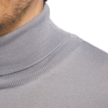 Lade das Bild in den Galerie-Viewer, Essential Roll-neck Pullover PETER Artikelnummer: T1006-105 Farbe: Silber Detail/Kragen