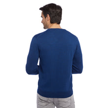 Lade das Bild in den Galerie-Viewer, Essential V-neck Pullover ANTOINE aus feiner Merinowolle mit V-Ausschnitt, in Nachtblau, Handmade in Italy.