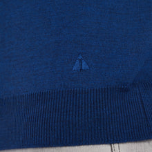 Lade das Bild in den Galerie-Viewer, Essential V-neck Pullover ANTOINE aus feiner Merinowolle mit V-Ausschnitt, in Nachtblau, Handmade in Italy.