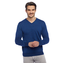 Lade das Bild in den Galerie-Viewer, Essential V-neck Pullover ANTOINE aus feiner Merinowolle mit V-Ausschnitt, in Nachtblau, Handmade in Italy.