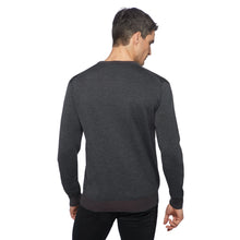 Lade das Bild in den Galerie-Viewer, Essential V-neck Herrenpullover ANTOINE aus Stereo System®, Feinstrick mit V-Ausschnitt und Rippbündchen, Handmade in Italy, Farbe Anthrazit.