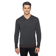 Lade das Bild in den Galerie-Viewer, Essential V-neck Herrenpullover ANTOINE aus Stereo System®, Feinstrick mit V-Ausschnitt und Rippbündchen, Handmade in Italy, Farbe Anthrazit.