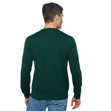 Lade das Bild in den Galerie-Viewer, Essential V-neck Herrenpullover ANTOINE aus Stereo System®, Feinstrick mit V-Ausschnitt und Rippbündchen, Handmade in Italy, Farbe Dunkelgrün.