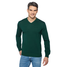 Lade das Bild in den Galerie-Viewer, Essential V-neck Herrenpullover ANTOINE aus Stereo System®, Feinstrick mit V-Ausschnitt und Rippbündchen, Handmade in Italy, Farbe Dunkelgrün.