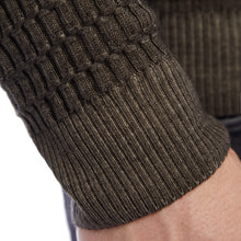Lade das Bild in den Galerie-Viewer, Crew-neck Grid Knit Vintage Pullover NICHOLAS Artikelnummer: T1069/1-586 Farbe: Oliva Detail