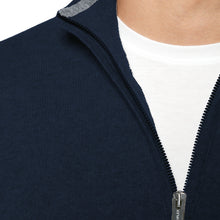 Lade das Bild in den Galerie-Viewer, Quarter Zip Pure Cashmere Pullover LEONELLO aus 100 % Kaschmir, mit Zipper-Kragen und farblich abgesetztem Kontrast, in Dunkelblau.