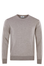 Lade das Bild in den Galerie-Viewer, Hellgrauer Herrenpullover mit Rundhalsausschnitt, feiner Strickstruktur und elastischen Rippbündchen, außen Merinowolle und innen Baumwolle.
