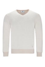 Lade das Bild in den Galerie-Viewer, Beiger Herrenpullover mit V-Ausschnitt, aus Merinowolle außen und Baumwolle innen, mit feiner Strickstruktur und Rippbündchen.
