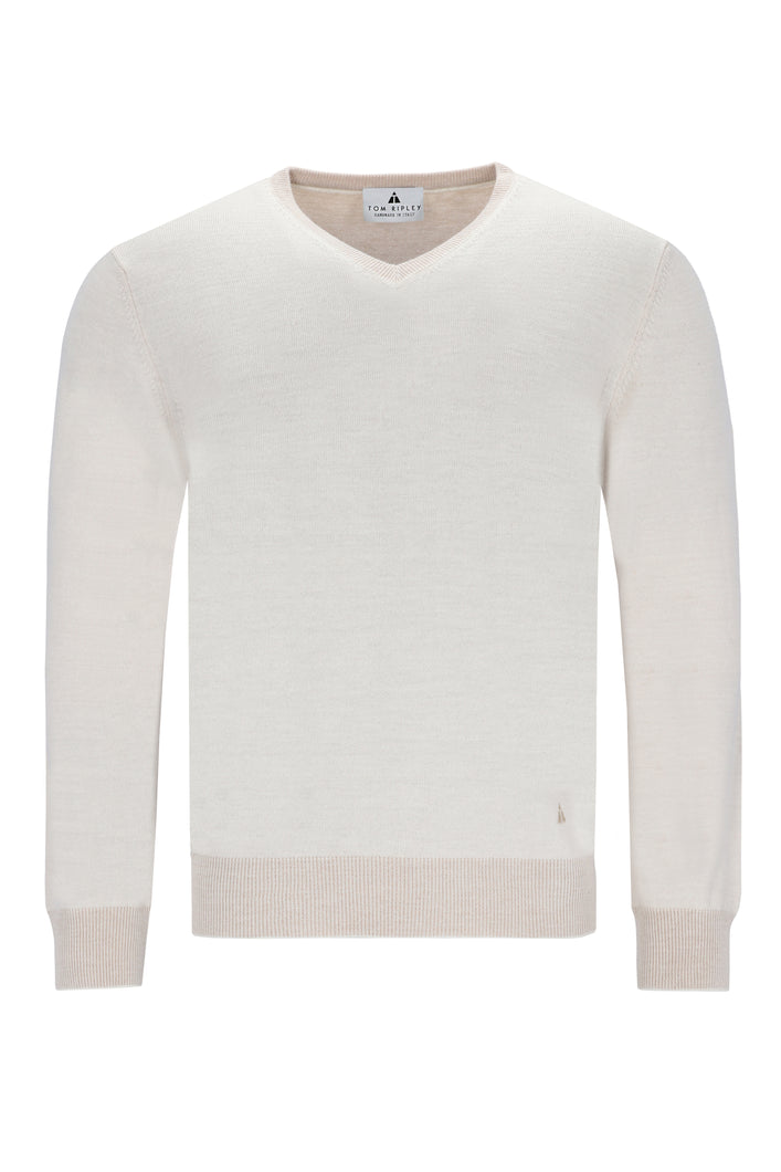 Beiger Herrenpullover mit V-Ausschnitt, aus Merinowolle außen und Baumwolle innen, mit feiner Strickstruktur und Rippbündchen.