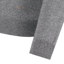 Load image into Gallery viewer, Crew-neck Pure Cashmere Pullover AVE Artikelnummer: T1070-109 Farbe: Hellgraumelange Detail
