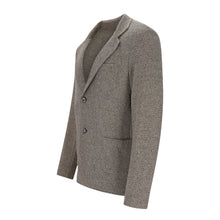 Lade das Bild in den Galerie-Viewer, Beiger Herren-Sweatblazer aus weicher Baumwolle mit Reverskragen, einreihiger Knopfleiste und sportlich-elegantem Minimal-Design.
