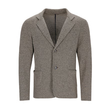Lade das Bild in den Galerie-Viewer, Beiger Herren-Sweatblazer aus weicher Baumwolle mit Reverskragen, einreihiger Knopfleiste und sportlich-elegantem Minimal-Design.
